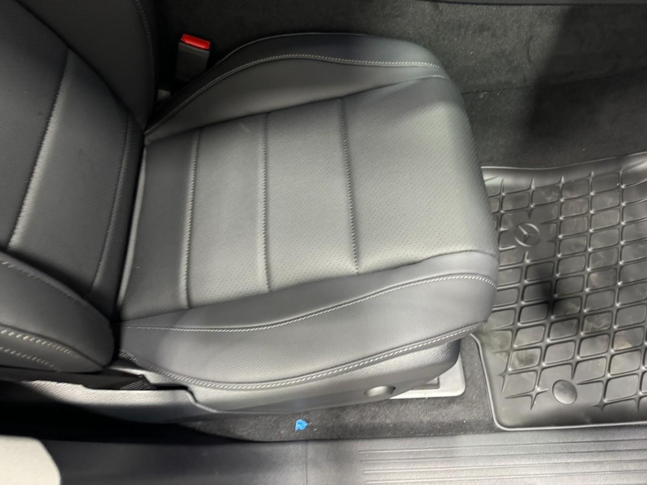 Mercedes-Benz GLE Vehicle Full-screen Gallery Image 20