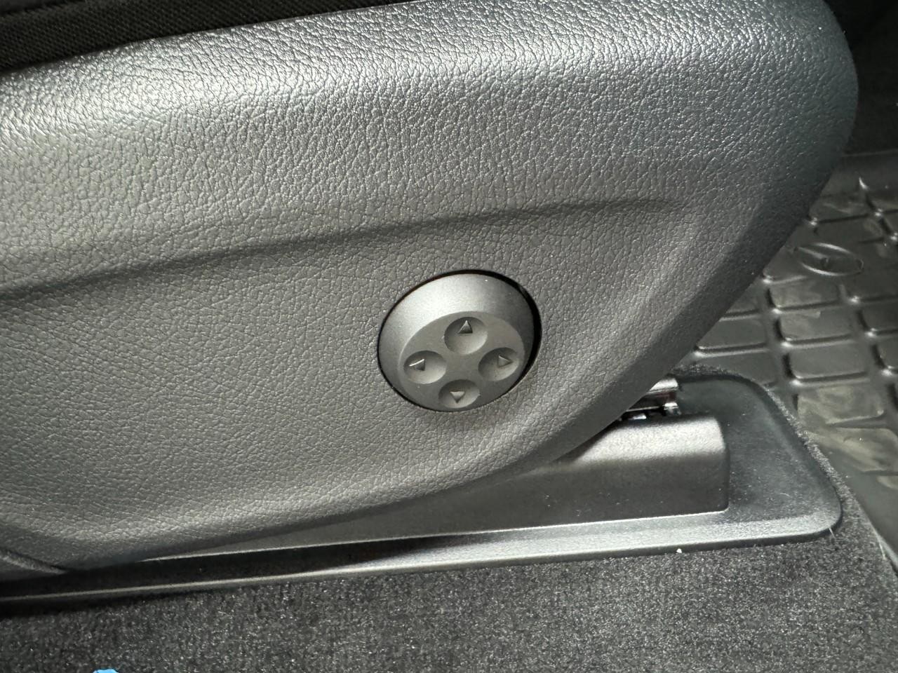 Mercedes-Benz GLE Vehicle Full-screen Gallery Image 21