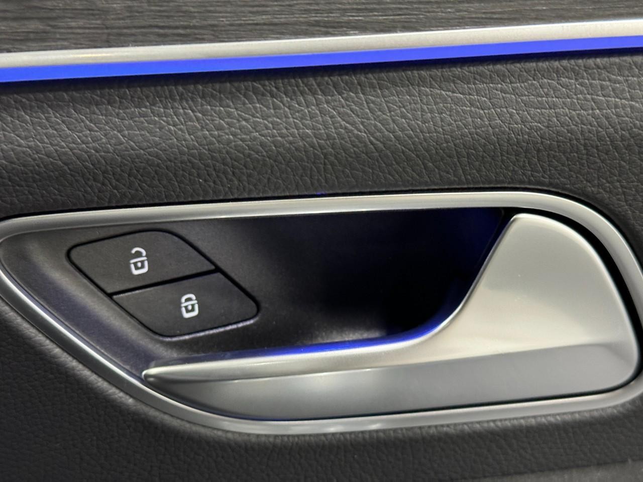 Mercedes-Benz GLE Vehicle Full-screen Gallery Image 23