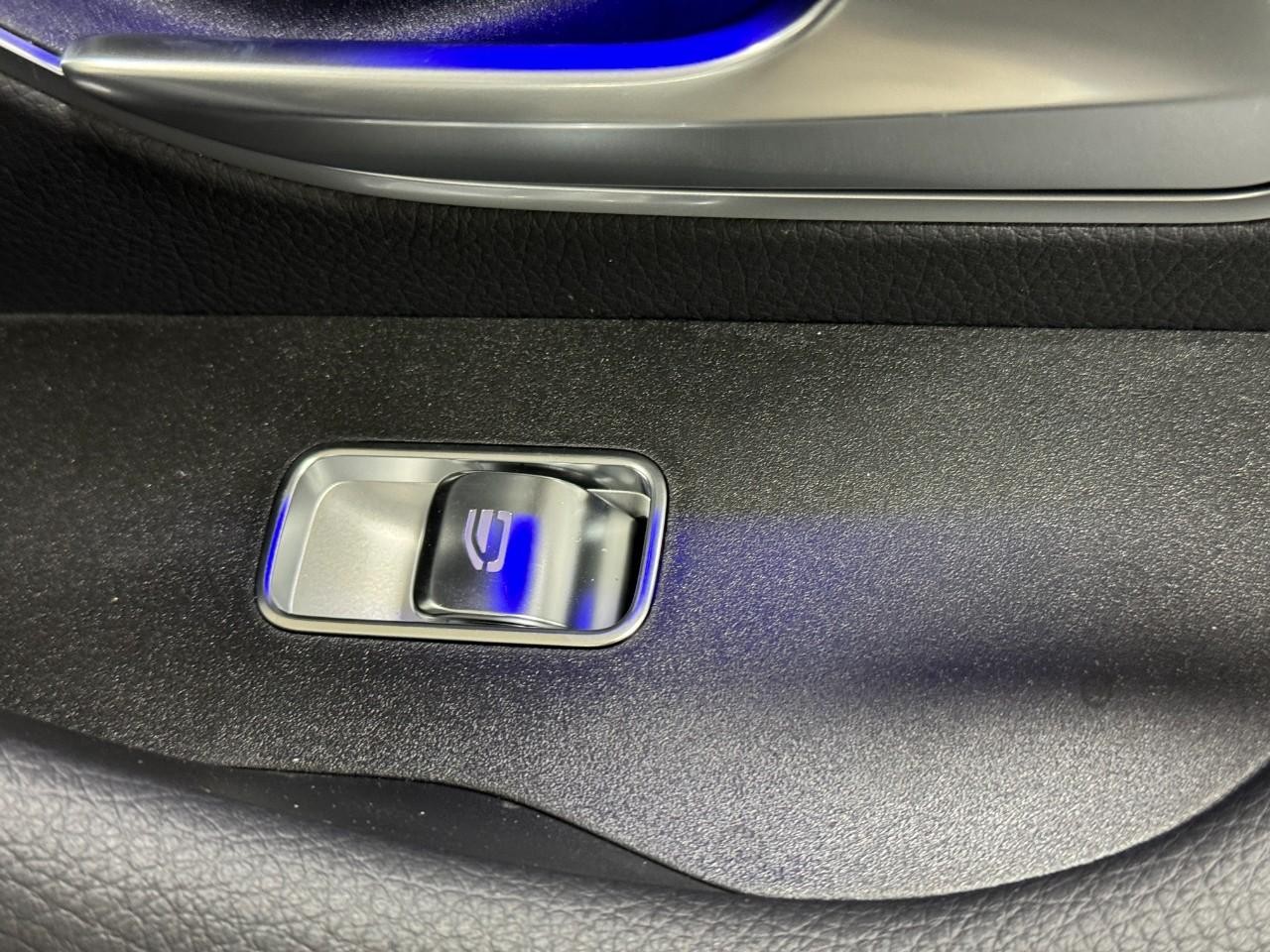 Mercedes-Benz GLE Vehicle Full-screen Gallery Image 24