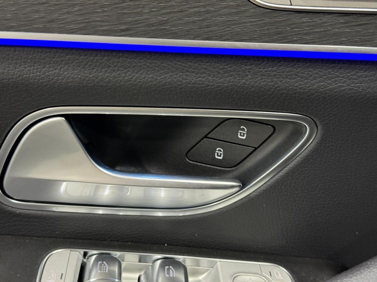 Mercedes-Benz GLE Vehicle Full-screen Gallery Image 27