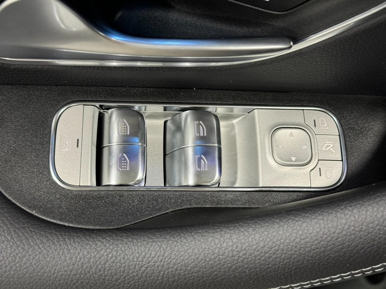 Mercedes-Benz GLE Vehicle Full-screen Gallery Image 28