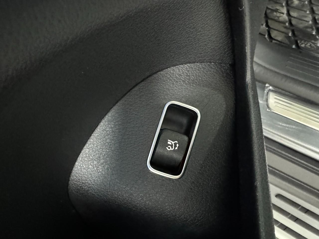 Mercedes-Benz GLE Vehicle Full-screen Gallery Image 29