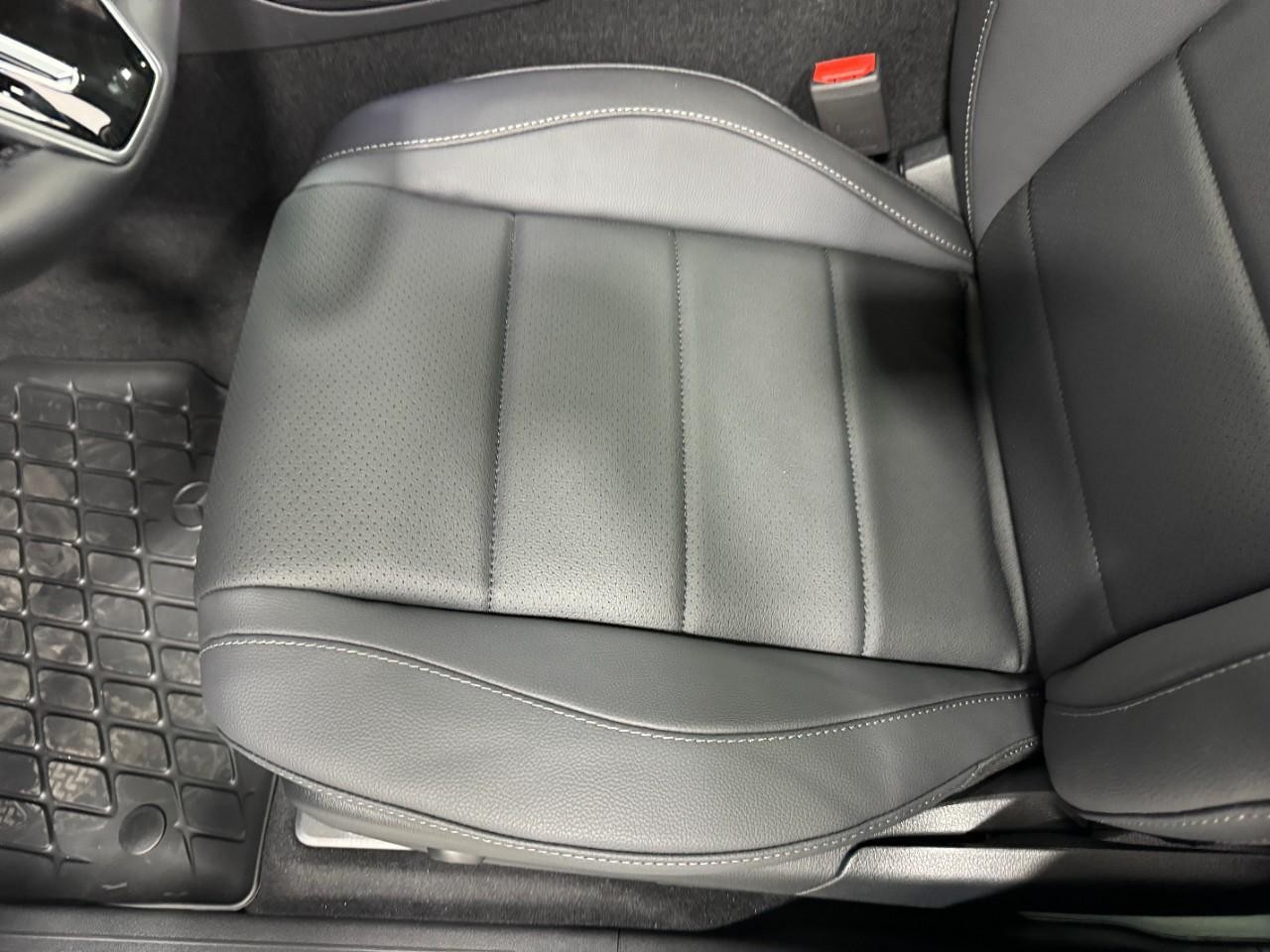 Mercedes-Benz GLE Vehicle Full-screen Gallery Image 31