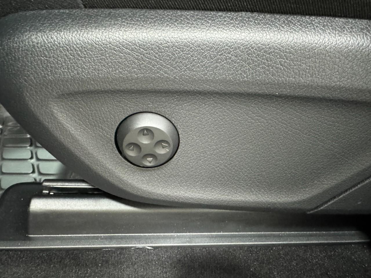 Mercedes-Benz GLE Vehicle Full-screen Gallery Image 32