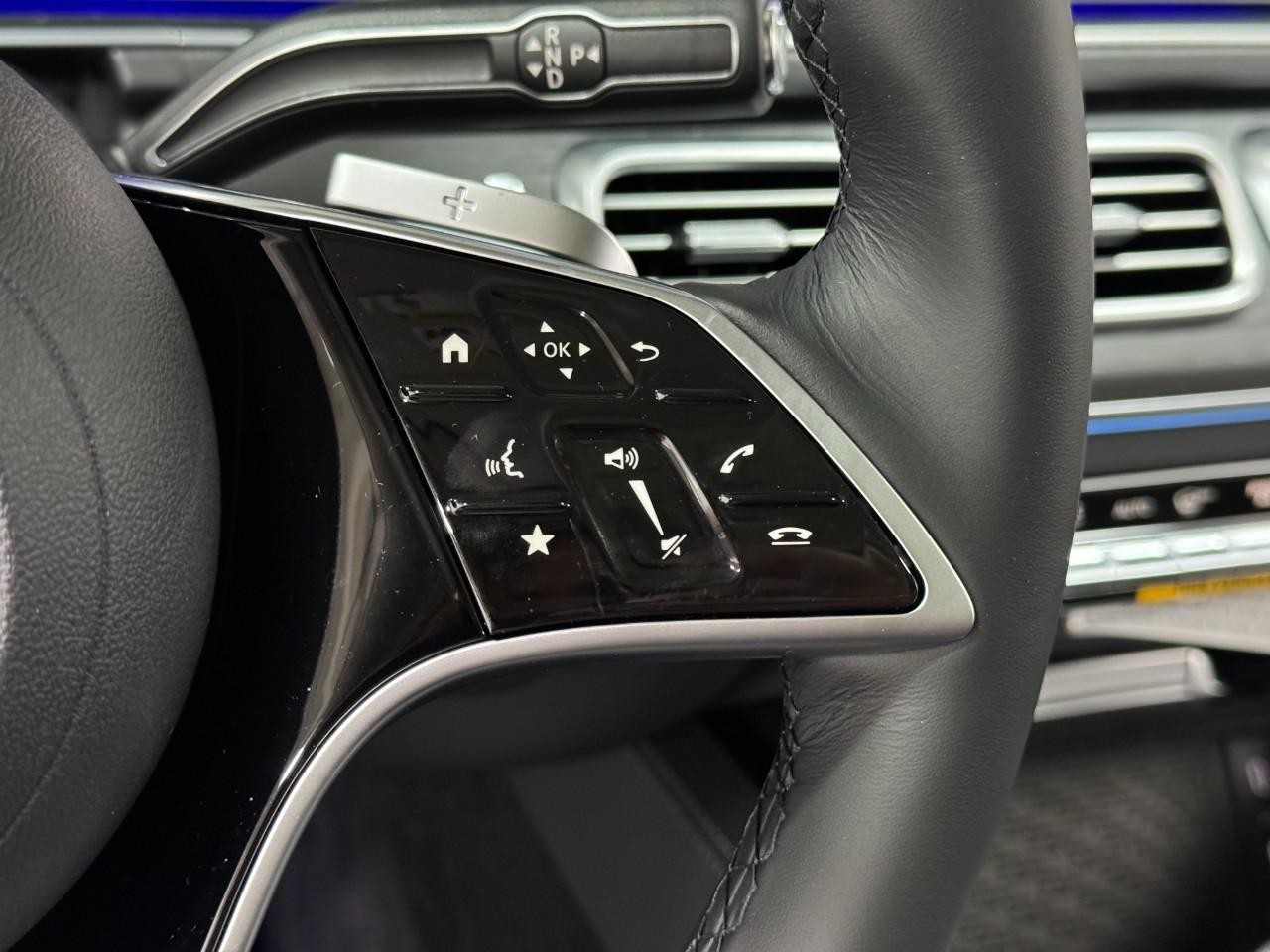 Mercedes-Benz GLE Vehicle Full-screen Gallery Image 35