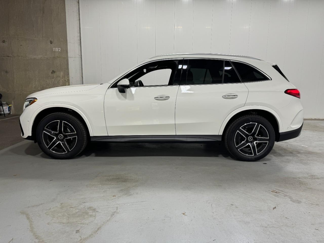Mercedes-Benz GLC Vehicle Full-screen Gallery Image 2