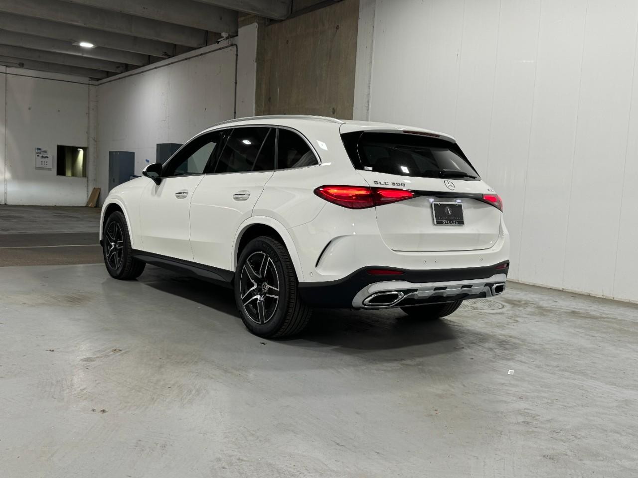 Mercedes-Benz GLC Vehicle Full-screen Gallery Image 3