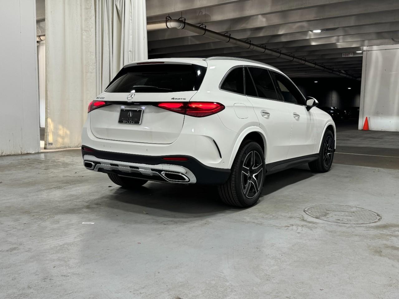 Mercedes-Benz GLC Vehicle Full-screen Gallery Image 4