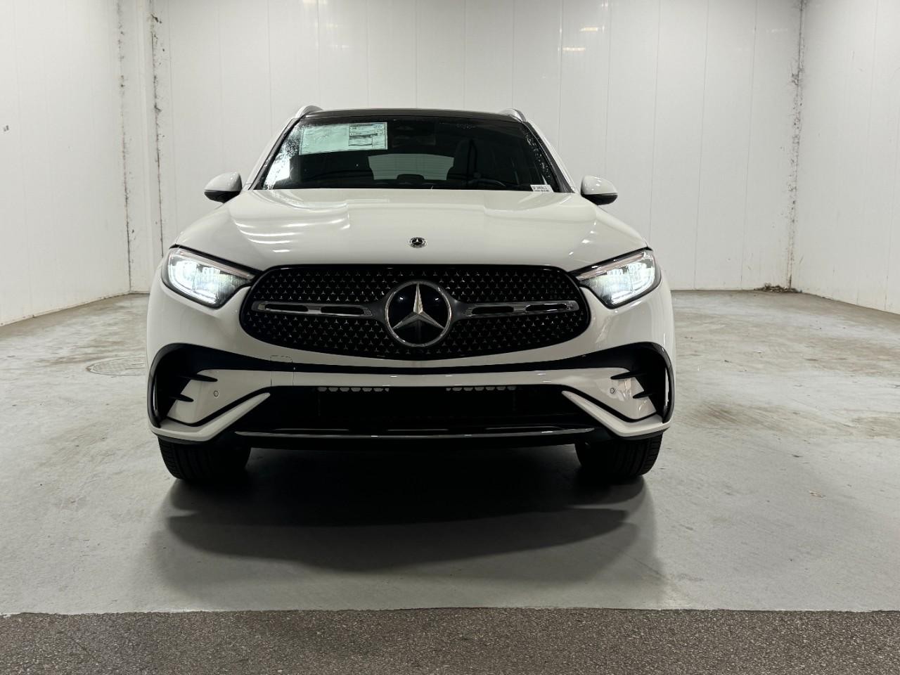 Mercedes-Benz GLC Vehicle Full-screen Gallery Image 7
