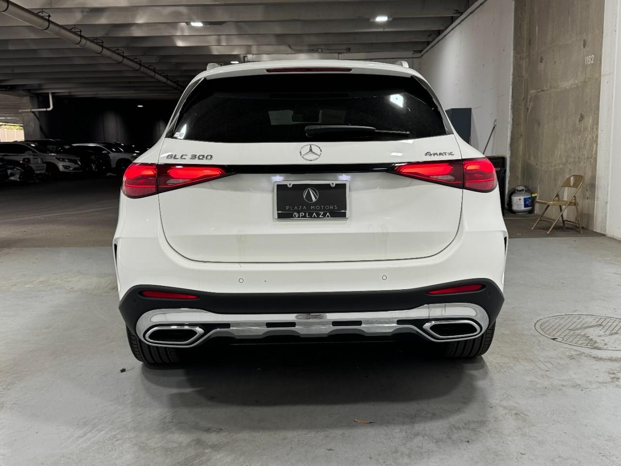 Mercedes-Benz GLC Vehicle Full-screen Gallery Image 9