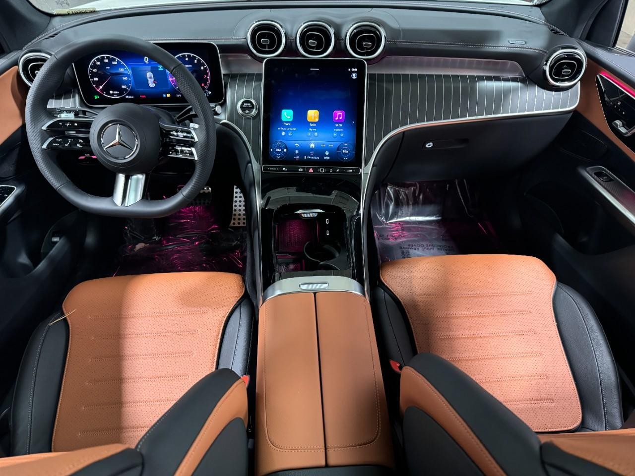 Mercedes-Benz GLC Vehicle Full-screen Gallery Image 12