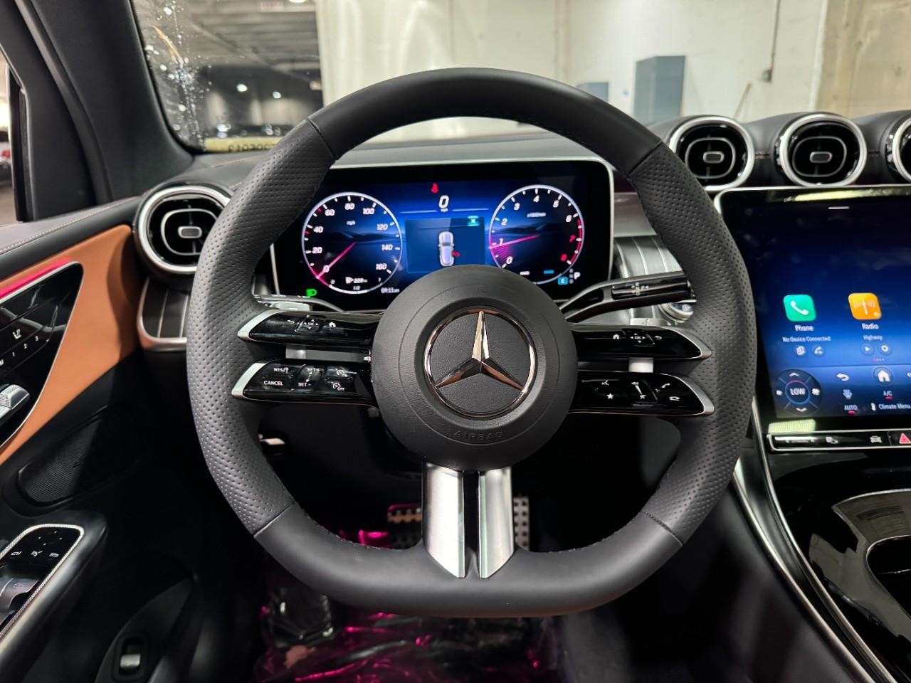 Mercedes-Benz GLC Vehicle Full-screen Gallery Image 13