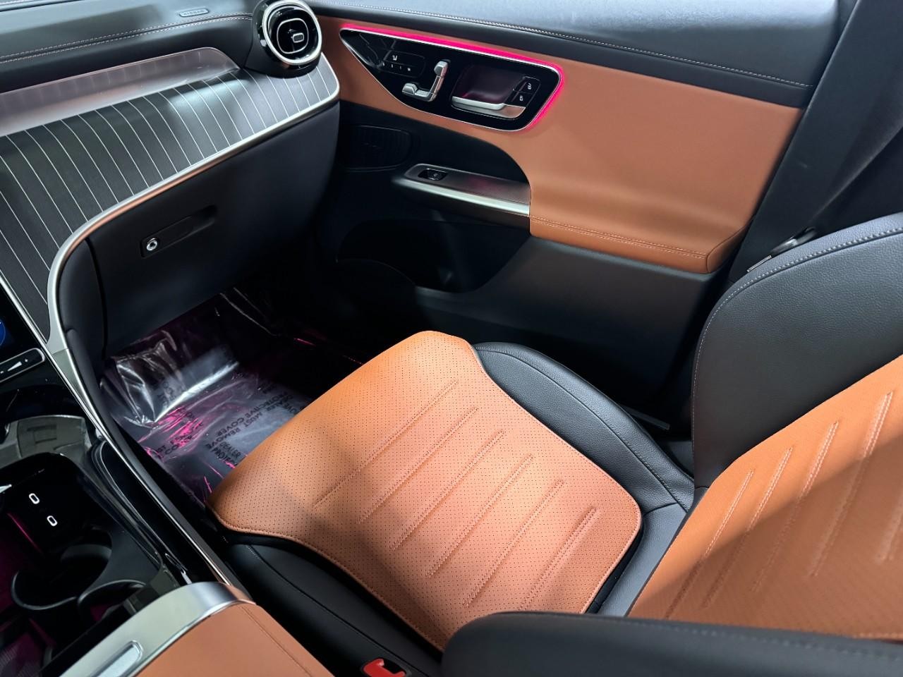 Mercedes-Benz GLC Vehicle Full-screen Gallery Image 15