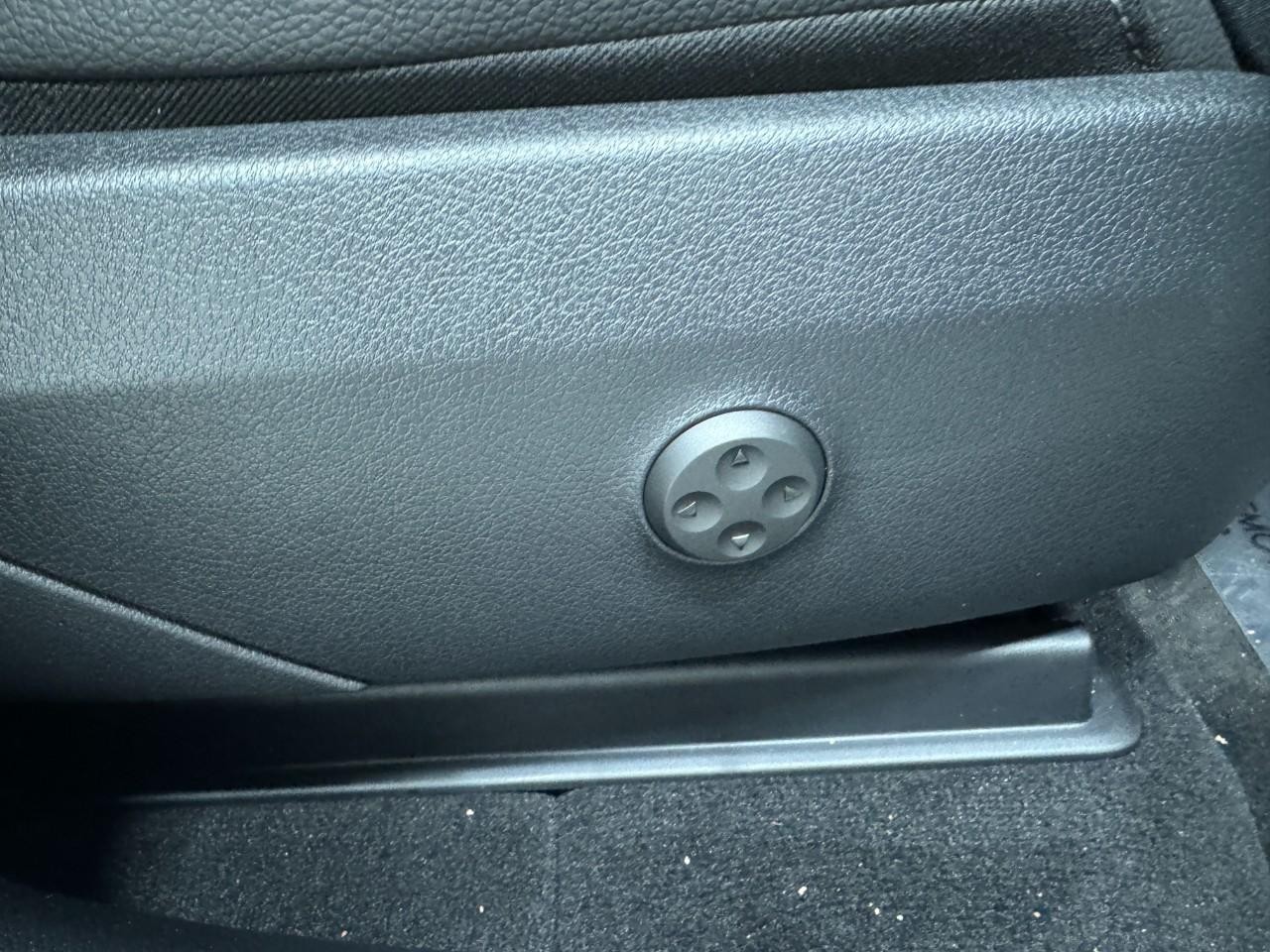 Mercedes-Benz GLC Vehicle Full-screen Gallery Image 18