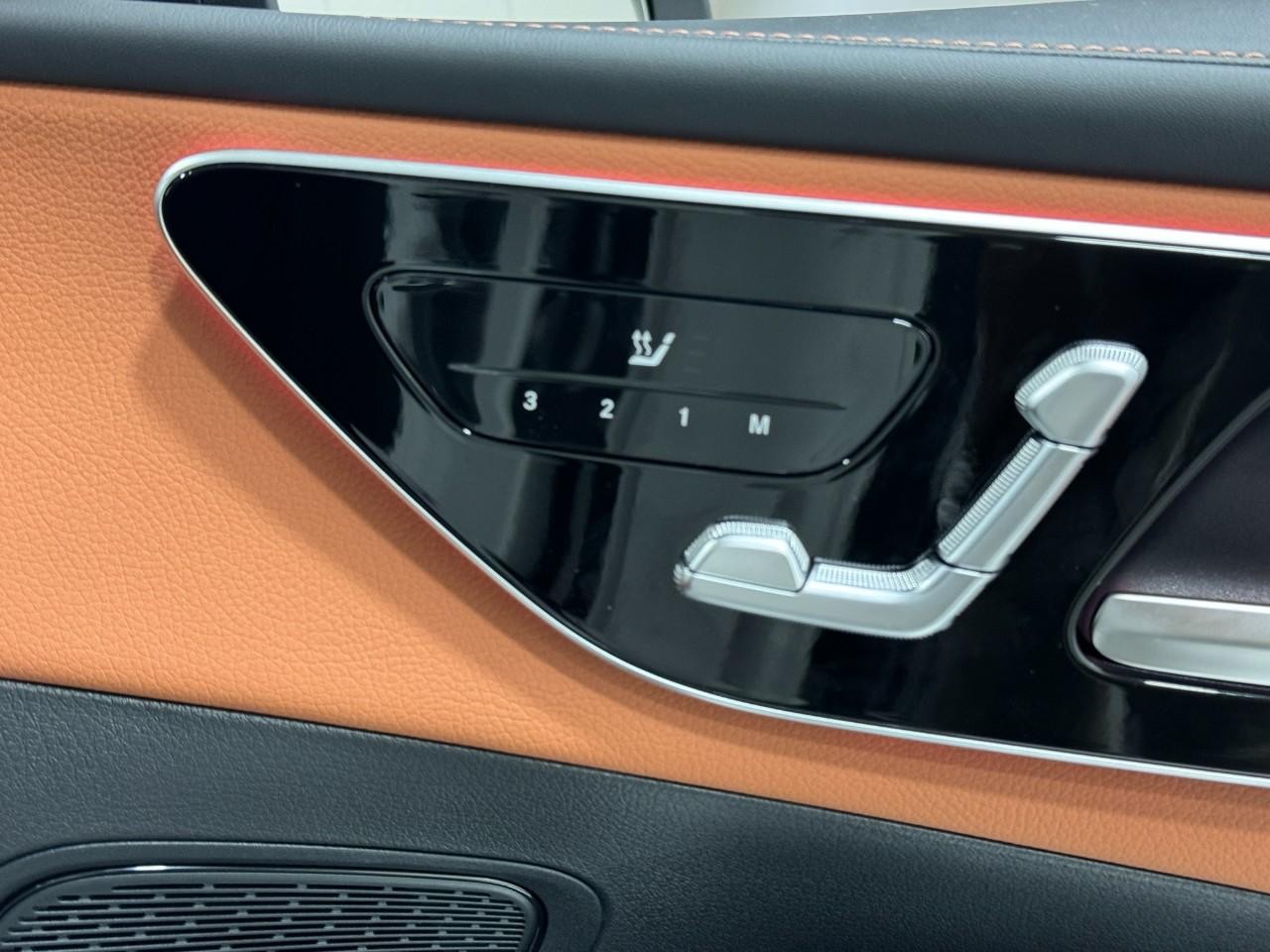 Mercedes-Benz GLC Vehicle Full-screen Gallery Image 19