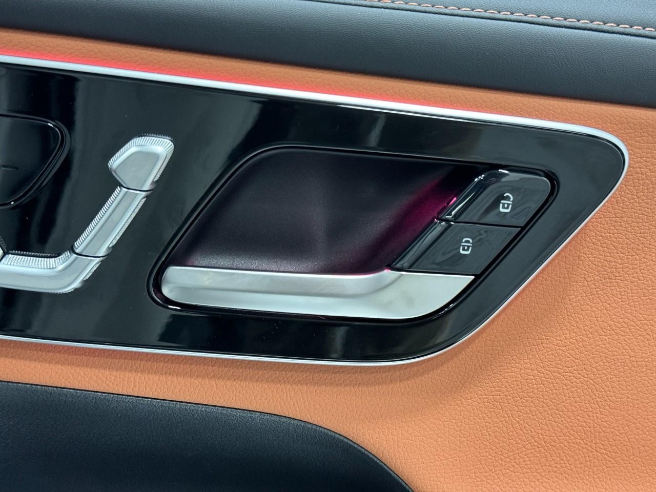 Mercedes-Benz GLC Vehicle Full-screen Gallery Image 20