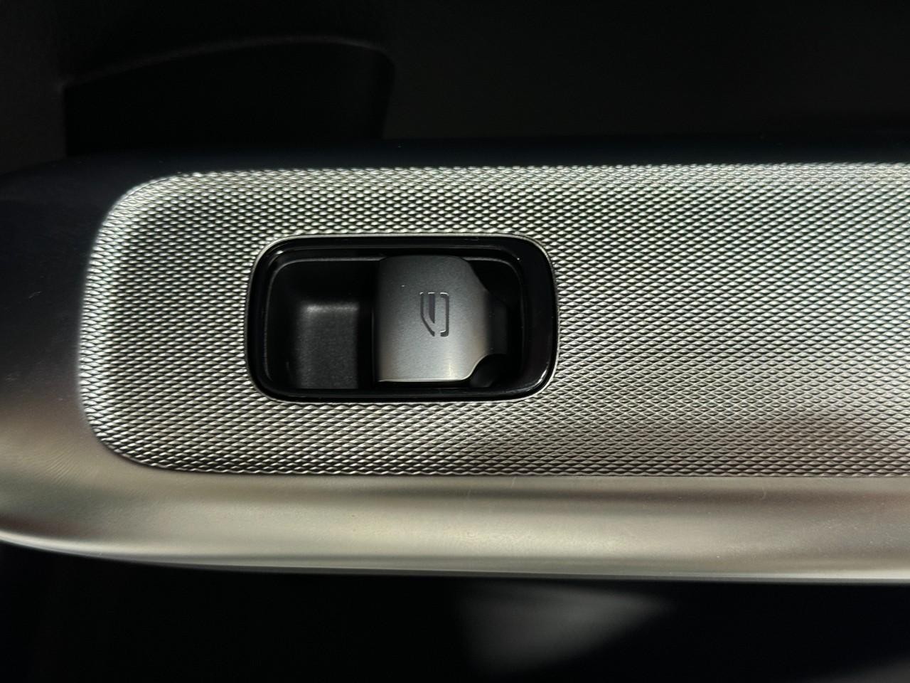 Mercedes-Benz GLC Vehicle Full-screen Gallery Image 21