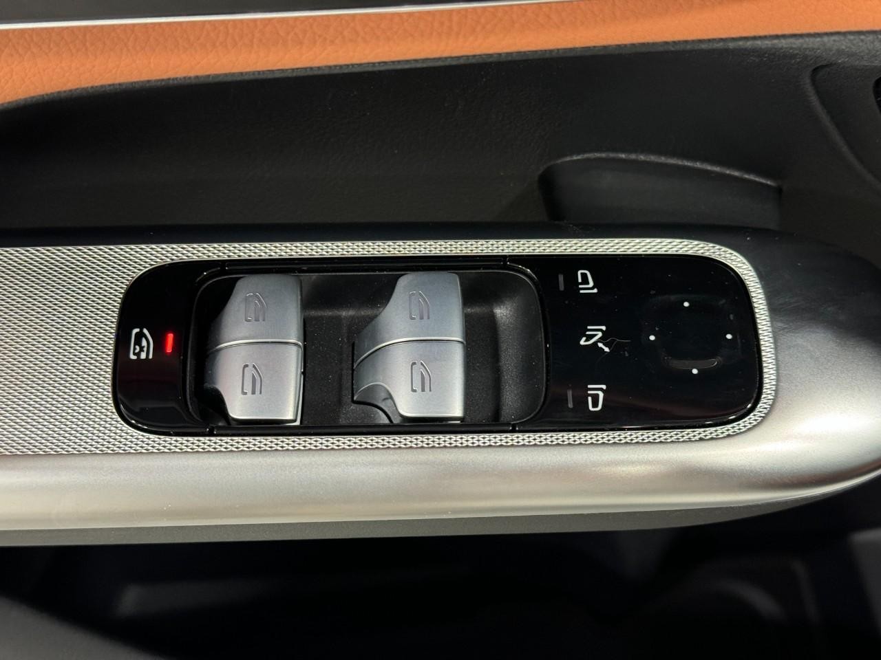 Mercedes-Benz GLC Vehicle Full-screen Gallery Image 24