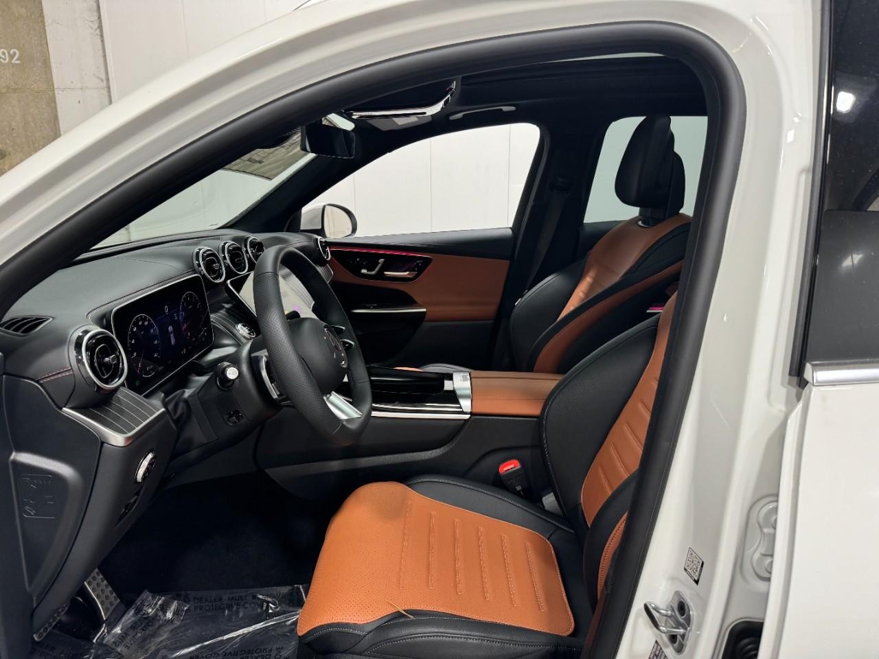 Mercedes-Benz GLC Vehicle Full-screen Gallery Image 26