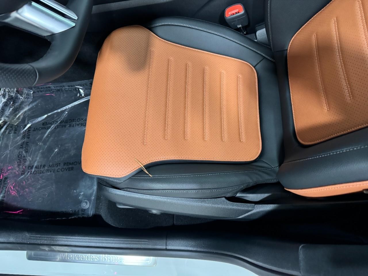 Mercedes-Benz GLC Vehicle Full-screen Gallery Image 27