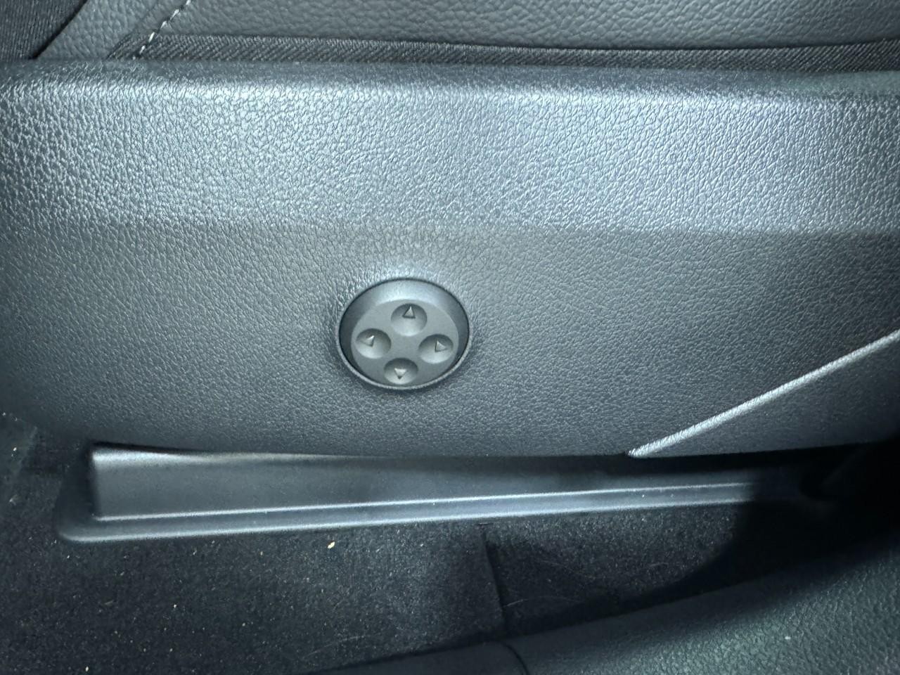 Mercedes-Benz GLC Vehicle Full-screen Gallery Image 28