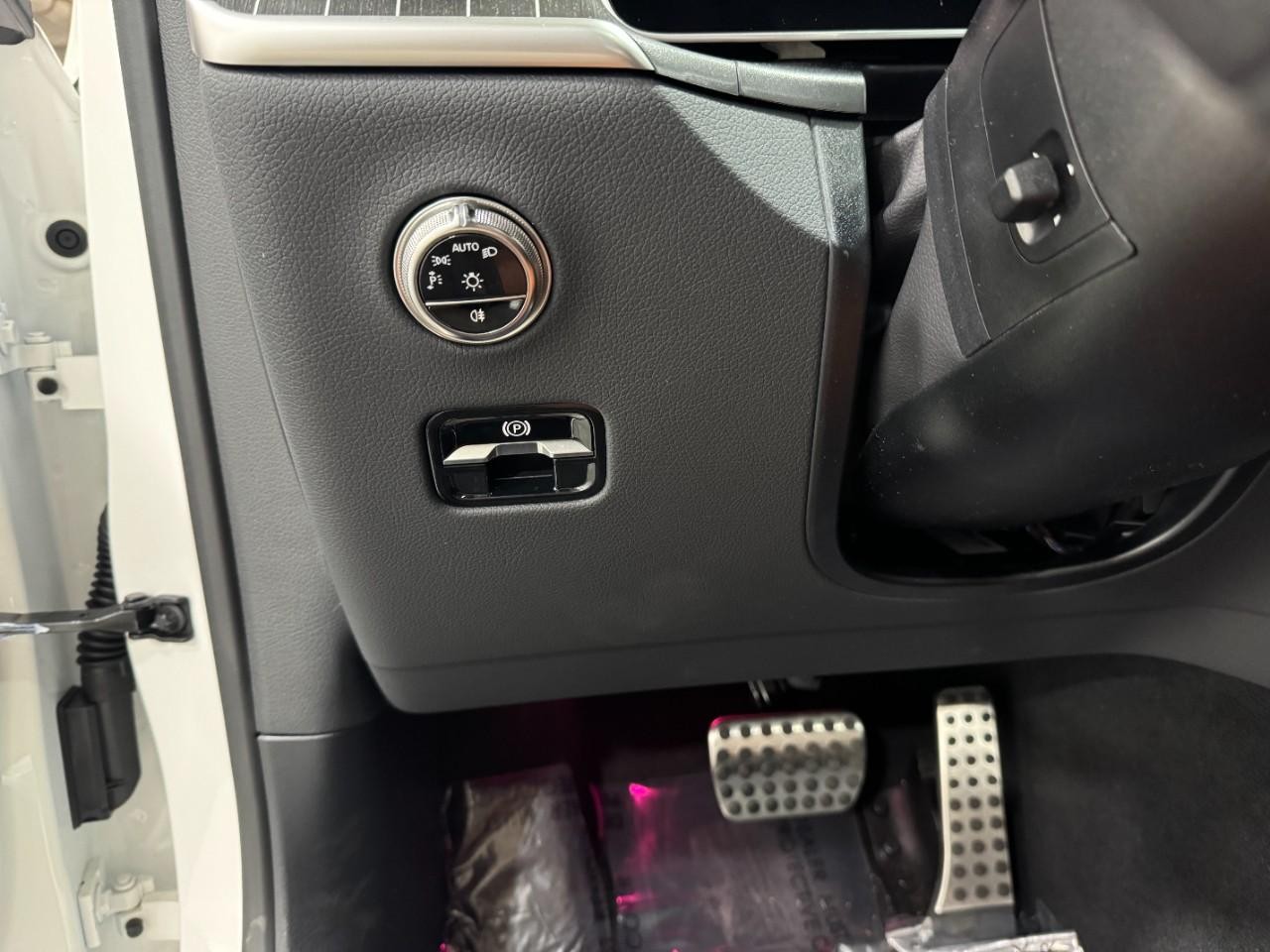 Mercedes-Benz GLC Vehicle Full-screen Gallery Image 29