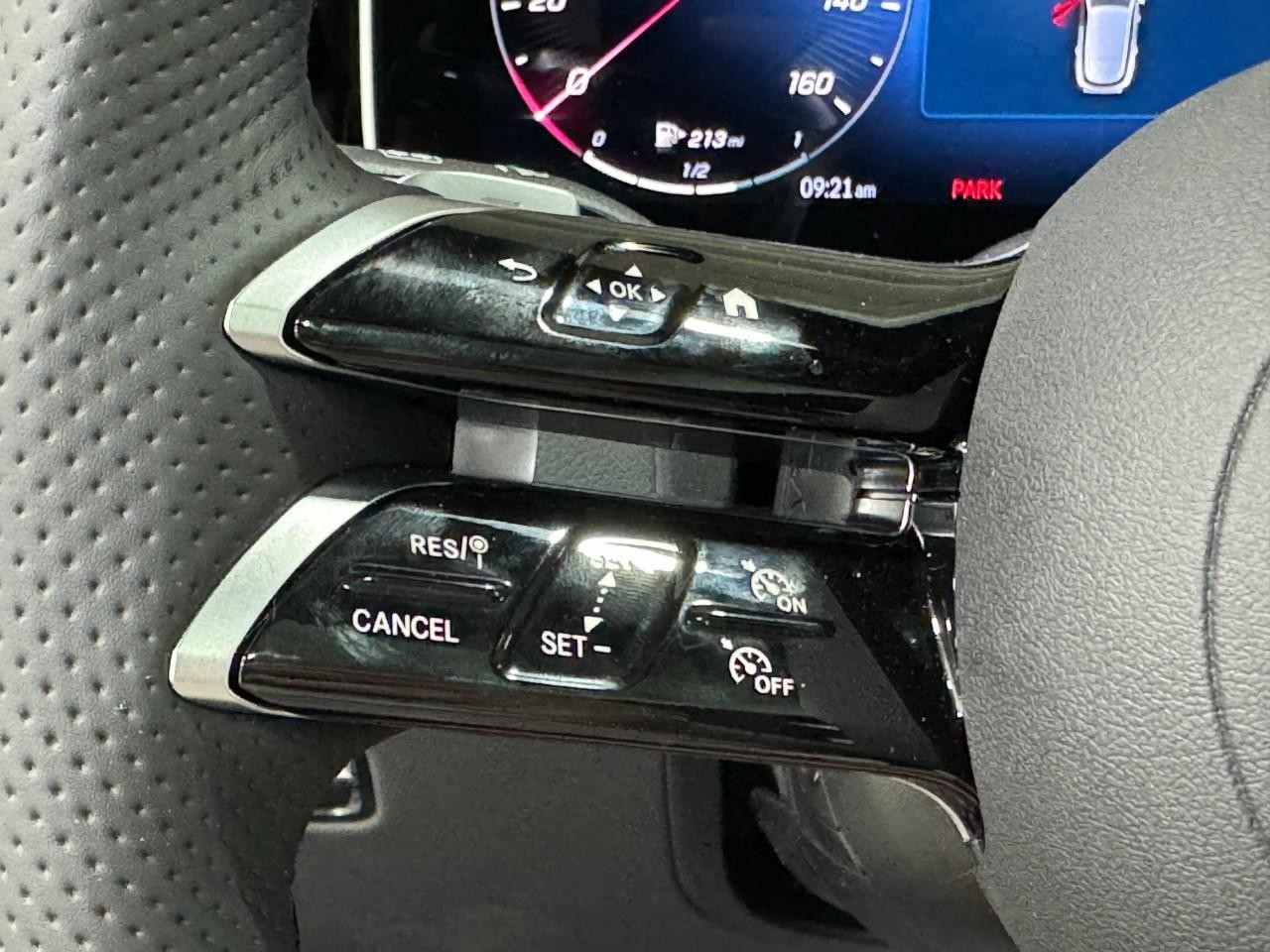 Mercedes-Benz GLC Vehicle Full-screen Gallery Image 30