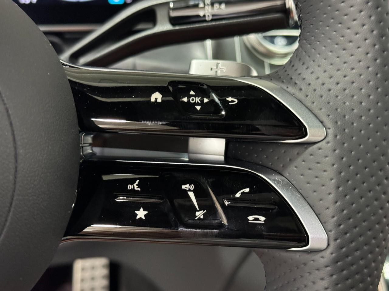 Mercedes-Benz GLC Vehicle Full-screen Gallery Image 31