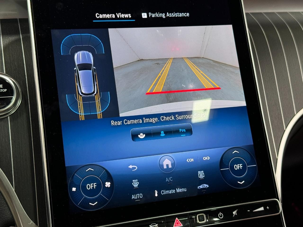 Mercedes-Benz GLC Vehicle Full-screen Gallery Image 34