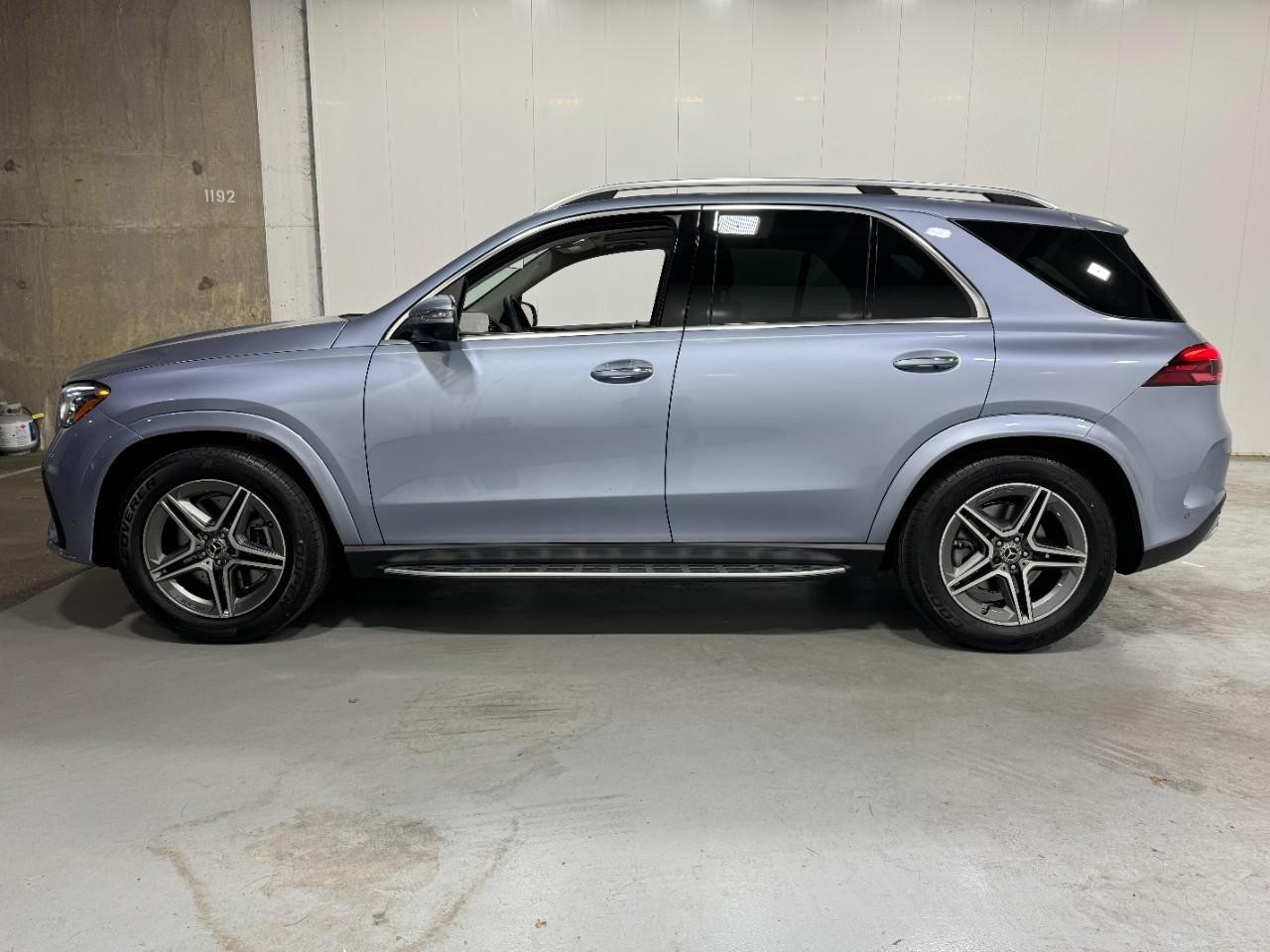 Mercedes-Benz GLE Vehicle Full-screen Gallery Image 2