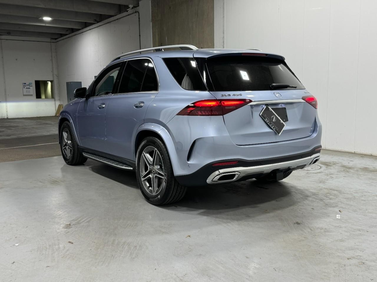 Mercedes-Benz GLE Vehicle Full-screen Gallery Image 3