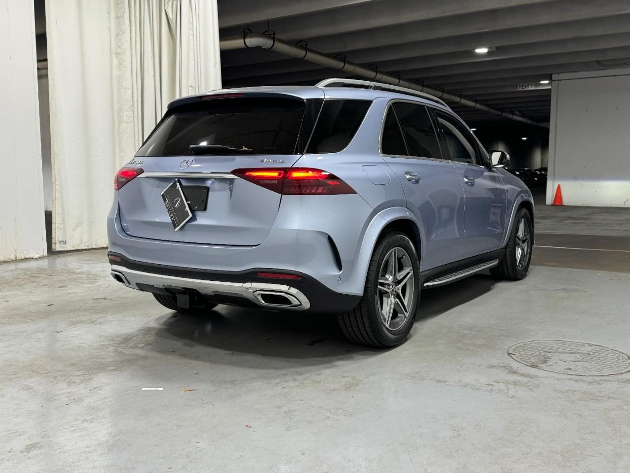 Mercedes-Benz GLE Vehicle Full-screen Gallery Image 4