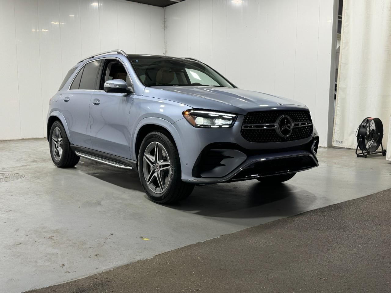 Mercedes-Benz GLE Vehicle Full-screen Gallery Image 6