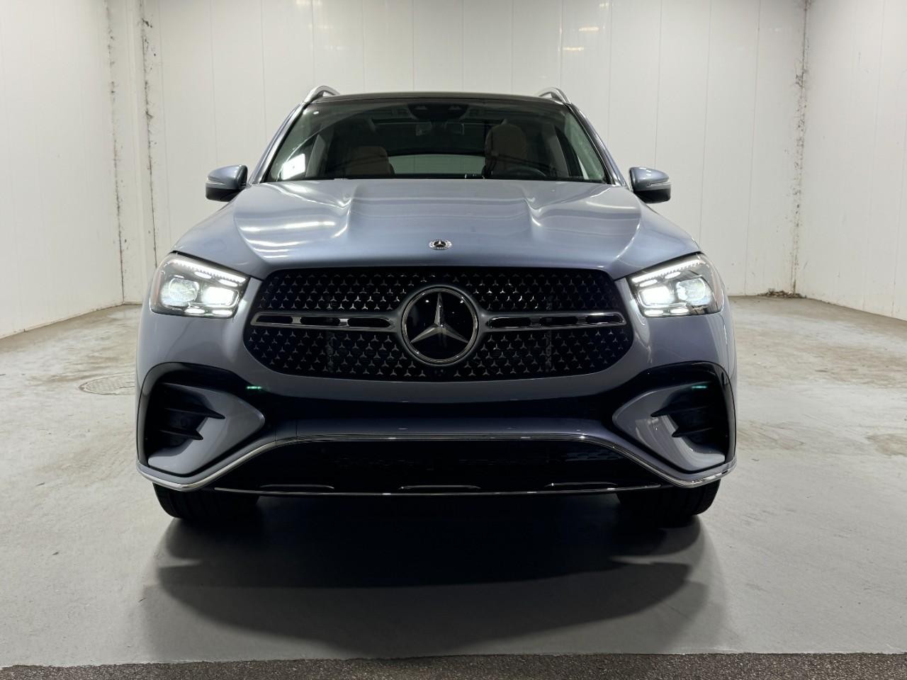 Mercedes-Benz GLE Vehicle Full-screen Gallery Image 7