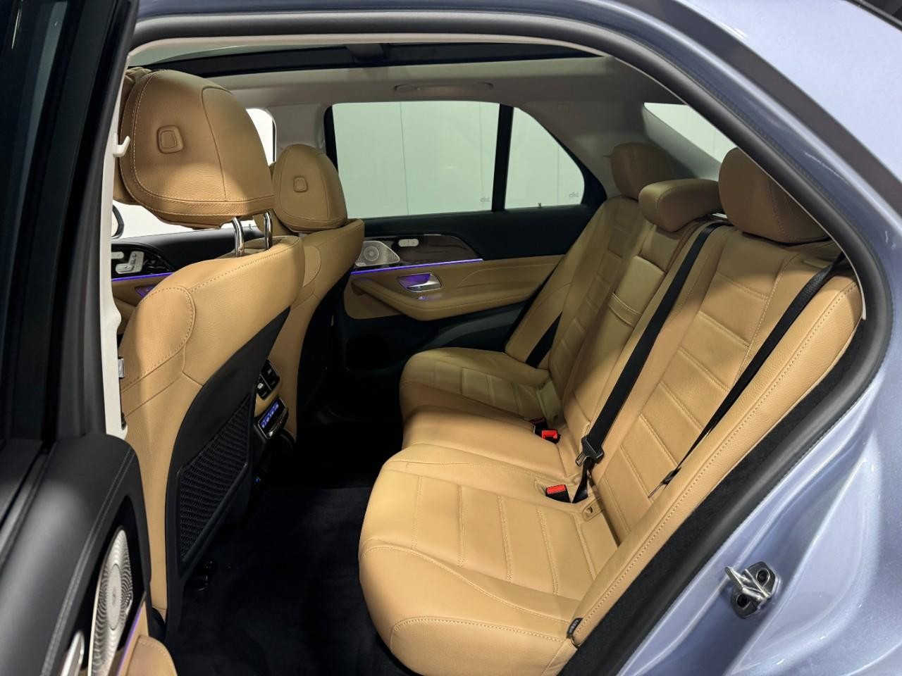 Mercedes-Benz GLE Vehicle Full-screen Gallery Image 8