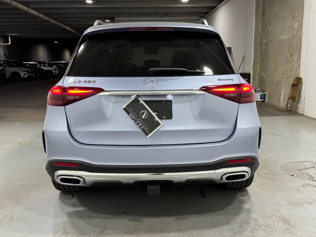 Mercedes-Benz GLE Vehicle Full-screen Gallery Image 9