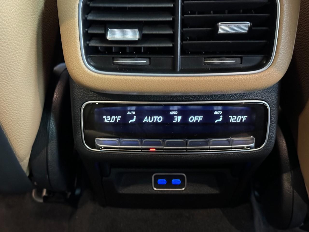 Mercedes-Benz GLE Vehicle Full-screen Gallery Image 11