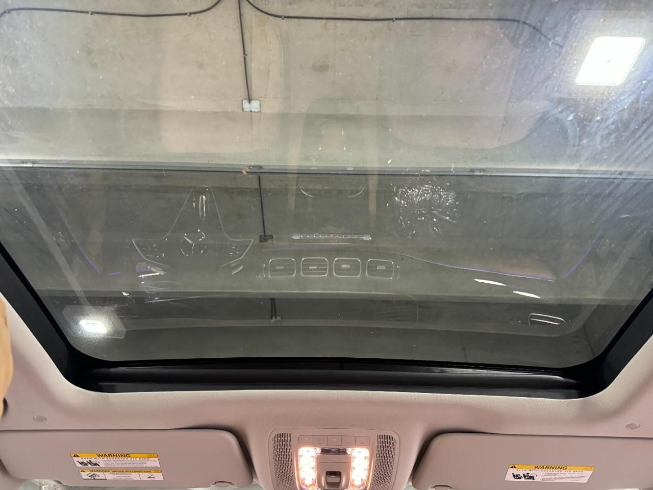 Mercedes-Benz GLE Vehicle Full-screen Gallery Image 12