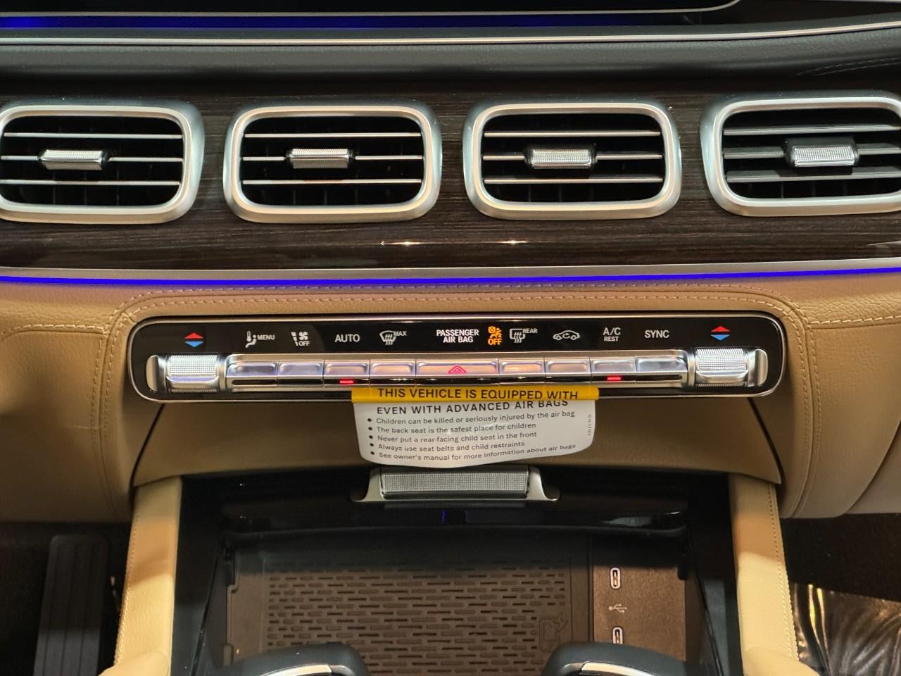 Mercedes-Benz GLE Vehicle Full-screen Gallery Image 16