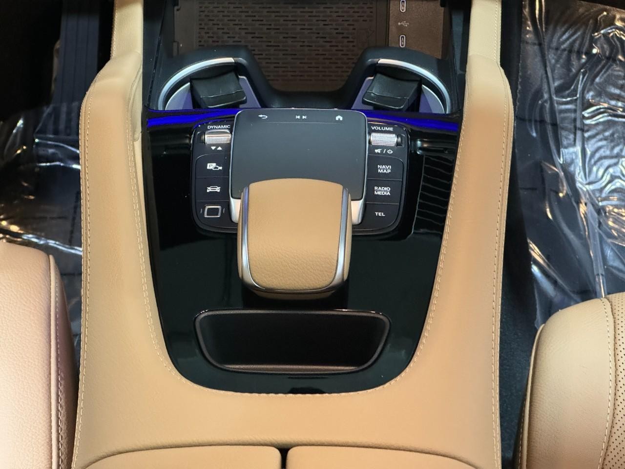 Mercedes-Benz GLE Vehicle Full-screen Gallery Image 17