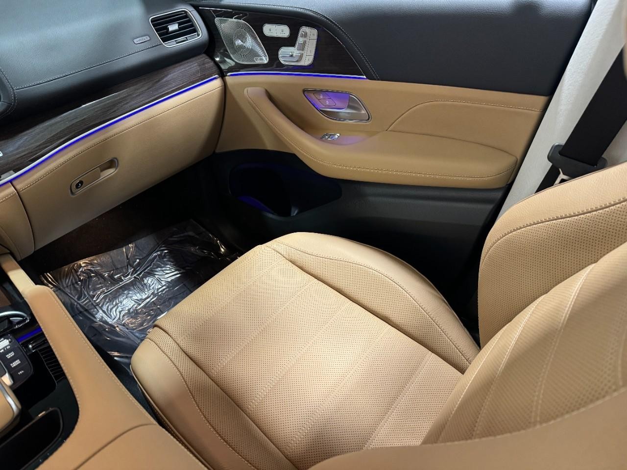 Mercedes-Benz GLE Vehicle Full-screen Gallery Image 18