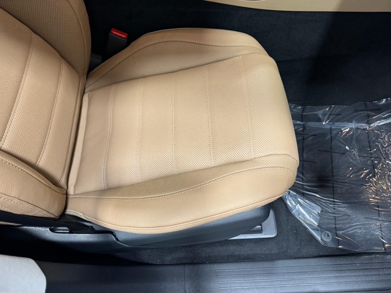 Mercedes-Benz GLE Vehicle Full-screen Gallery Image 20