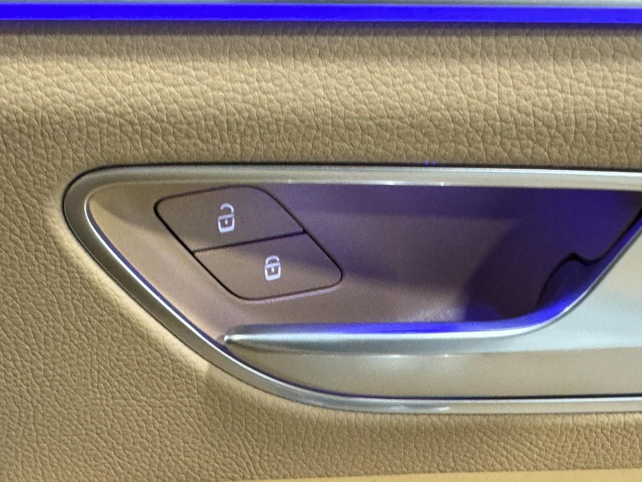 Mercedes-Benz GLE Vehicle Full-screen Gallery Image 22