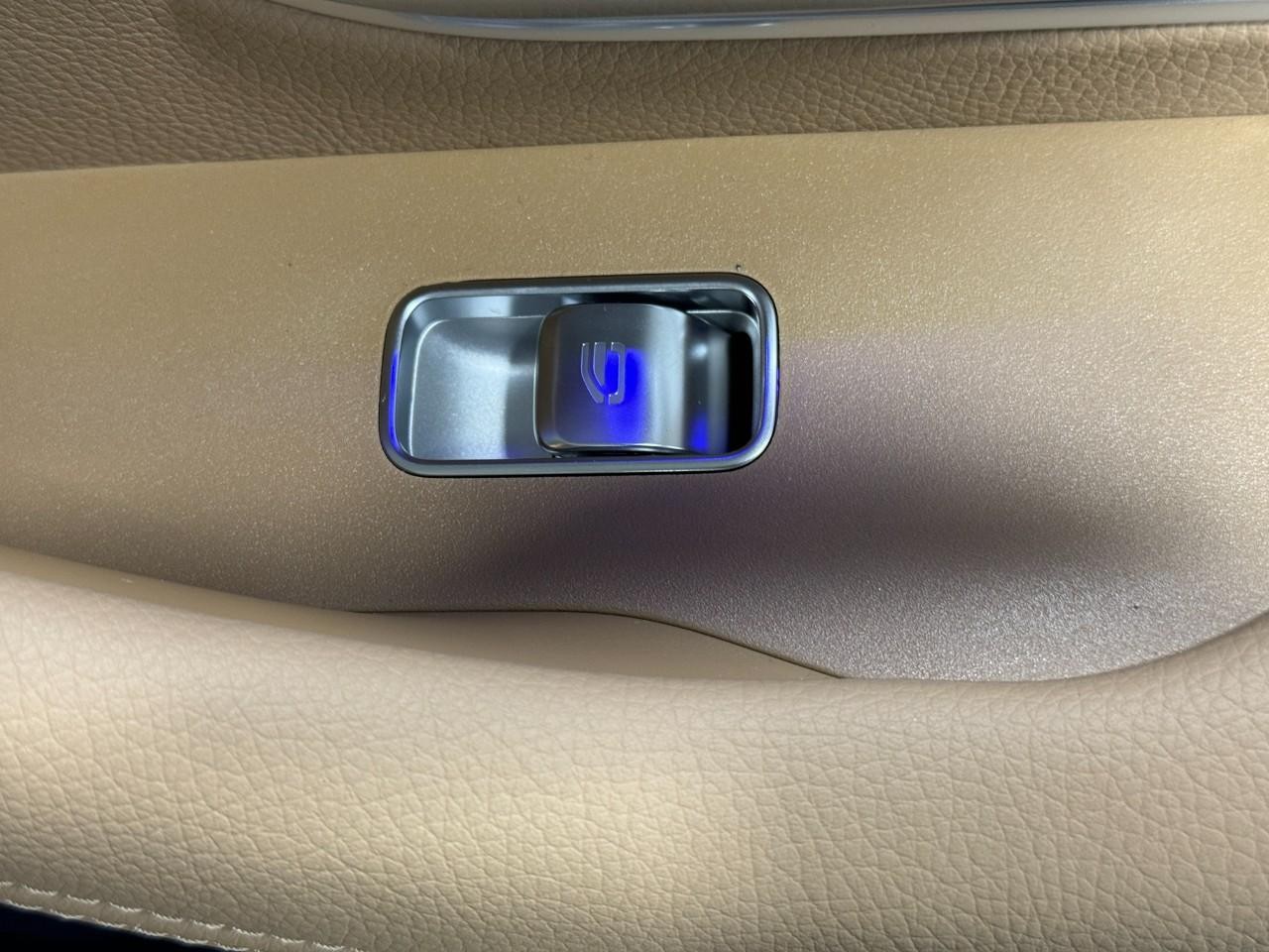 Mercedes-Benz GLE Vehicle Full-screen Gallery Image 23