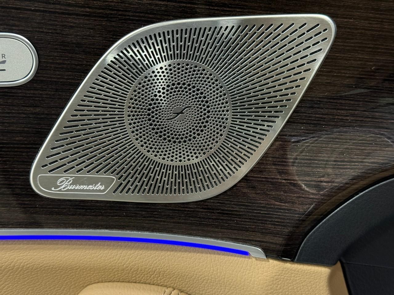 Mercedes-Benz GLE Vehicle Full-screen Gallery Image 24