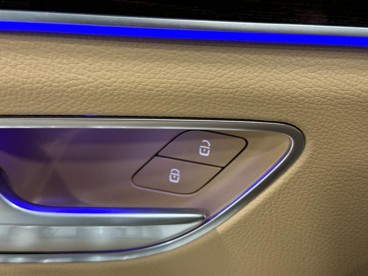 Mercedes-Benz GLE Vehicle Full-screen Gallery Image 26