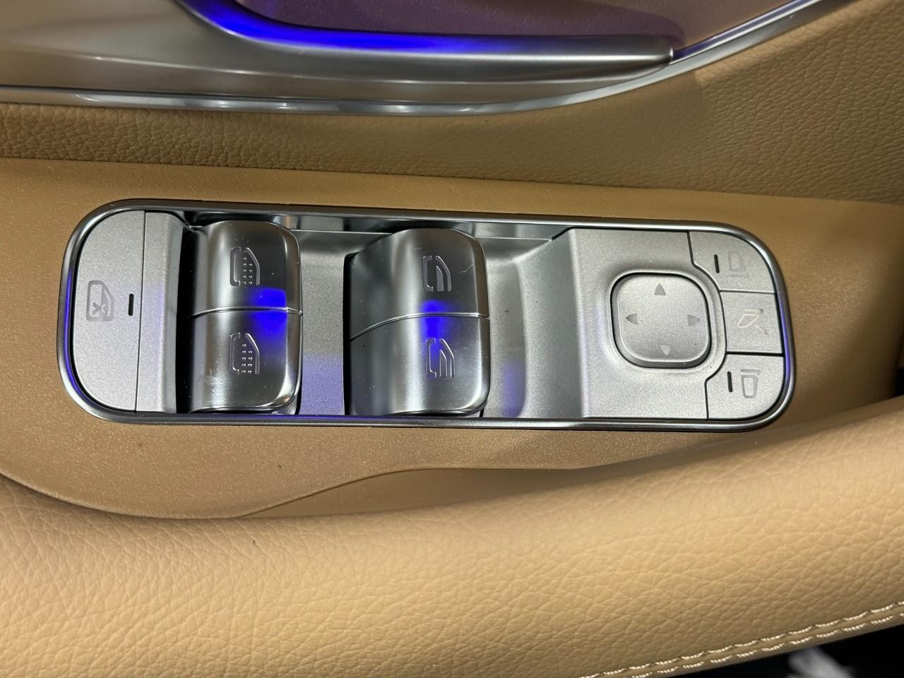 Mercedes-Benz GLE Vehicle Full-screen Gallery Image 27