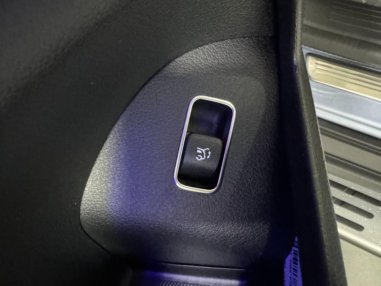 Mercedes-Benz GLE Vehicle Full-screen Gallery Image 28