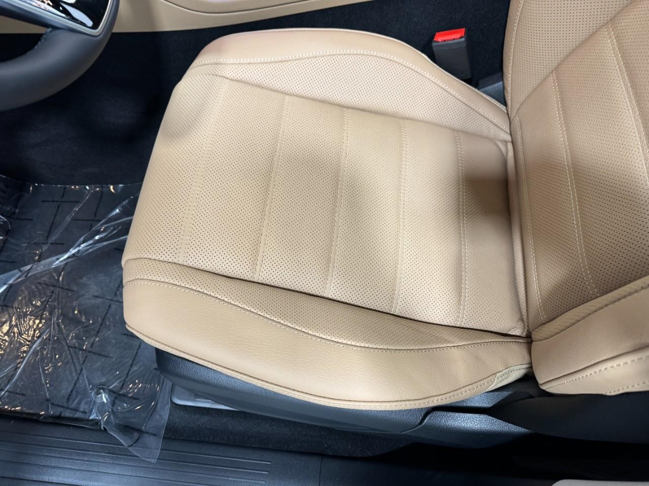 Mercedes-Benz GLE Vehicle Full-screen Gallery Image 30